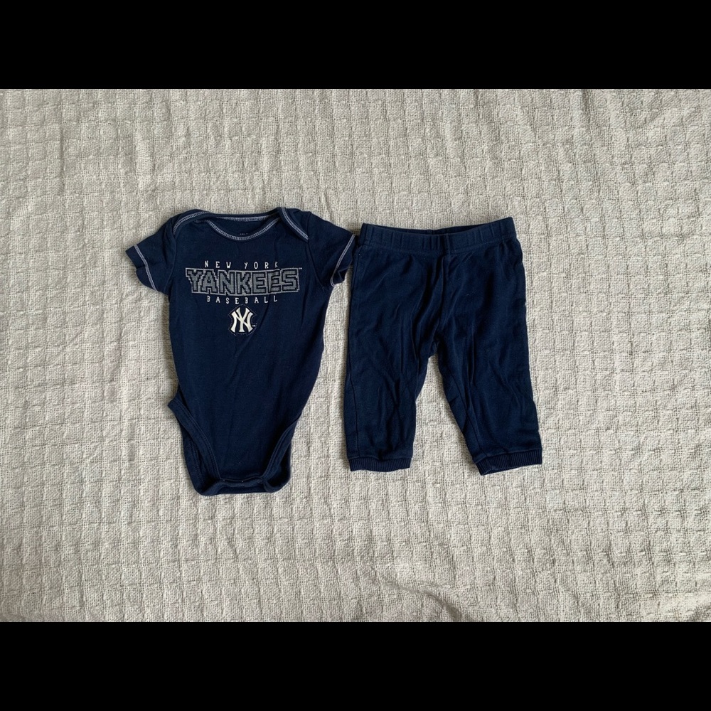3/$20 bundle 3-6 months Baby’s Yankees outfit - onesie and pants